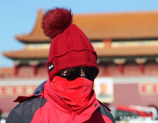 北京迎最冷12月,老外裹成粽子御寒,网友:说好的不怕冷呢?